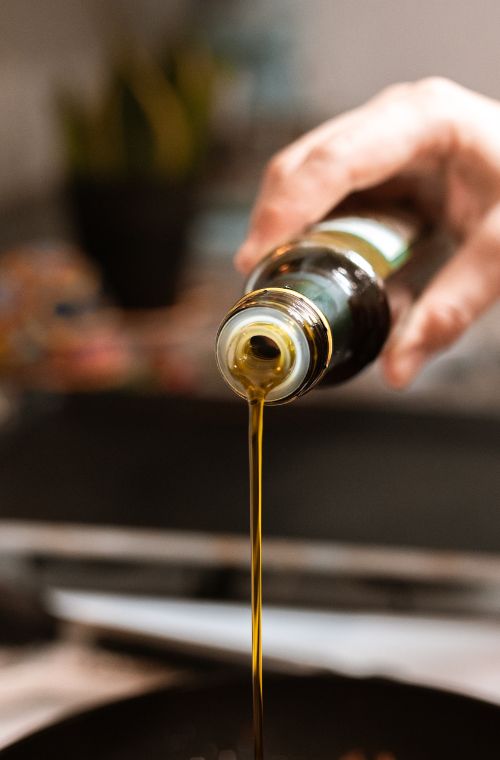 Myanbah Farm Native Oil Blend Pouring